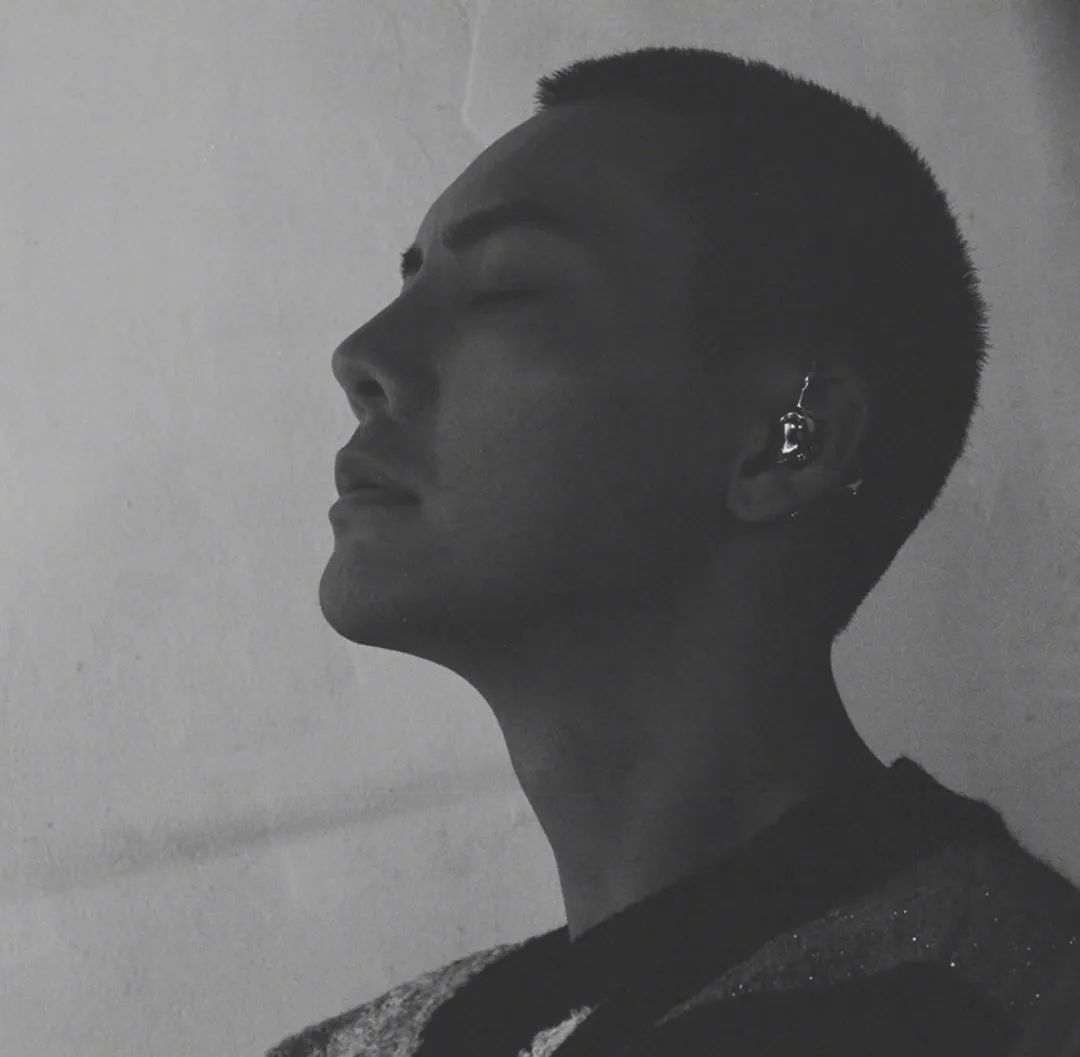 陈伟霆自己剪完寸头有点帅