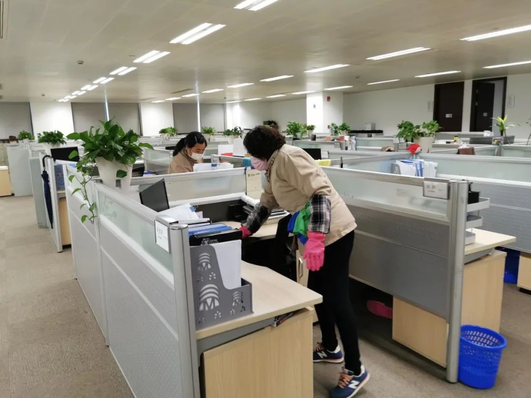 共同战疫新城的口罩奋斗者