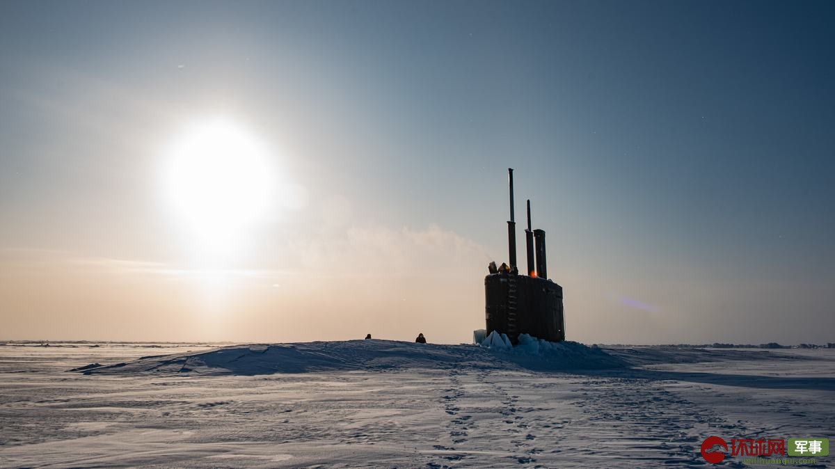 美国在北极秀肌肉02核潜艇顶破北极冰层浮出冰面
