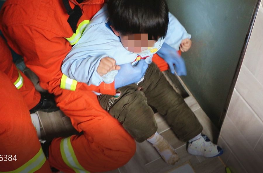 危险九江浔阳区一男孩被卡便池视频直呼喊爸爸