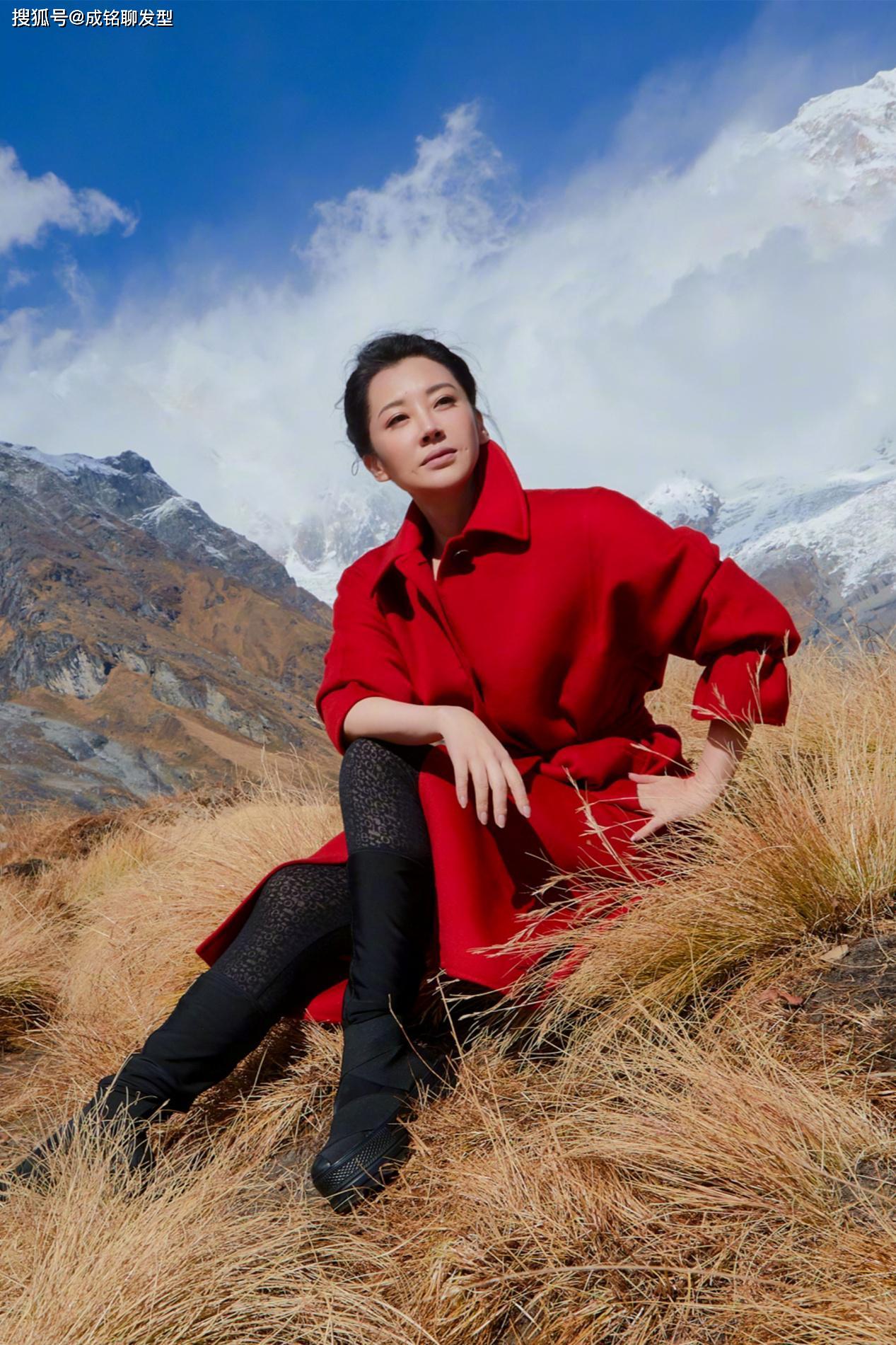 原创51岁许晴更优雅了,立领红大衣高级又时尚,随性编发凸显女神气质