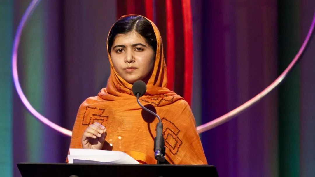 malala yousafzai11歲時就用化名為bbc撰寫博客,詳細介紹塔利班佔領下