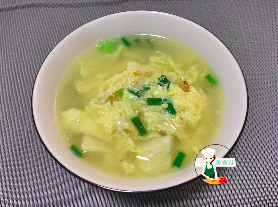 出锅盛碗即可上桌享用,这样一道家常版的:冻豆腐虾皮鸡蛋汤就做好啦