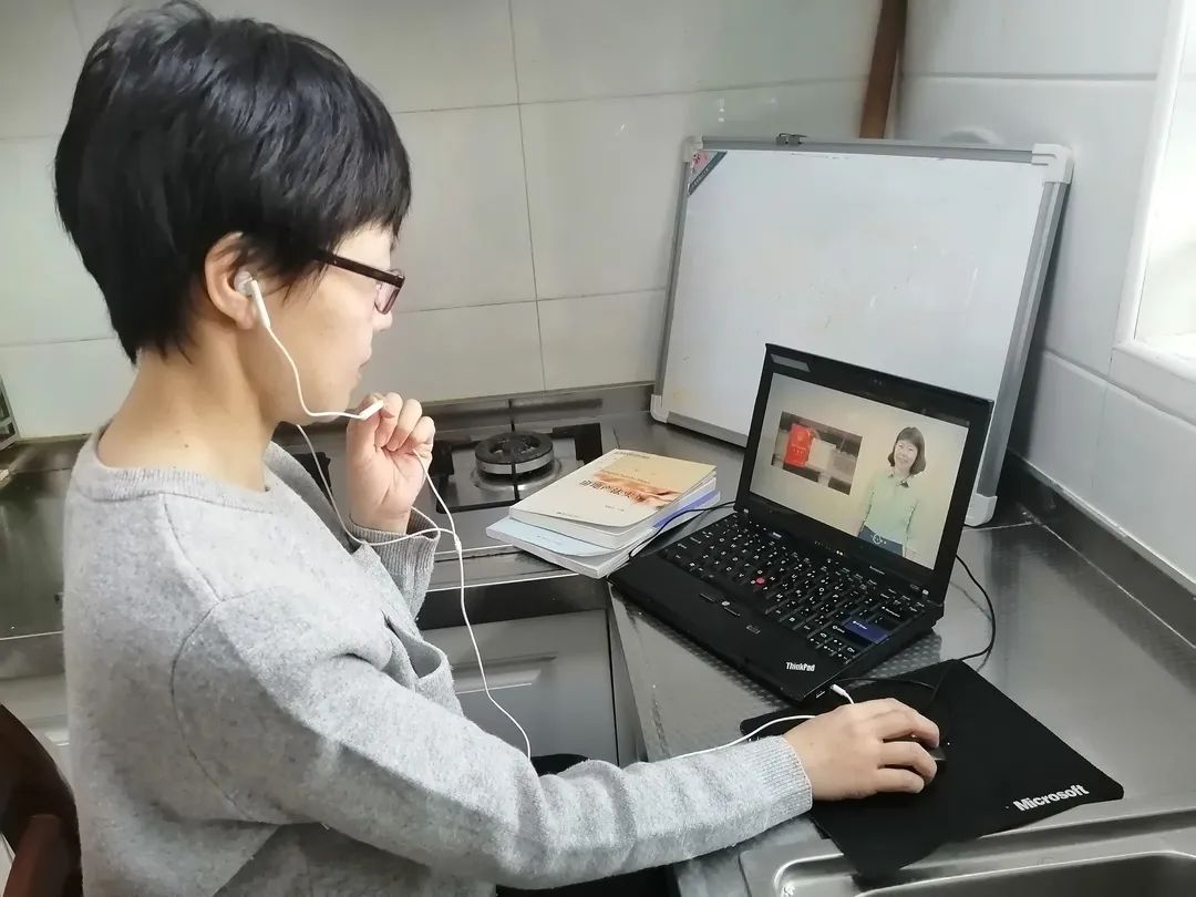 致敬北青政的她云端课堂中的实力女主播