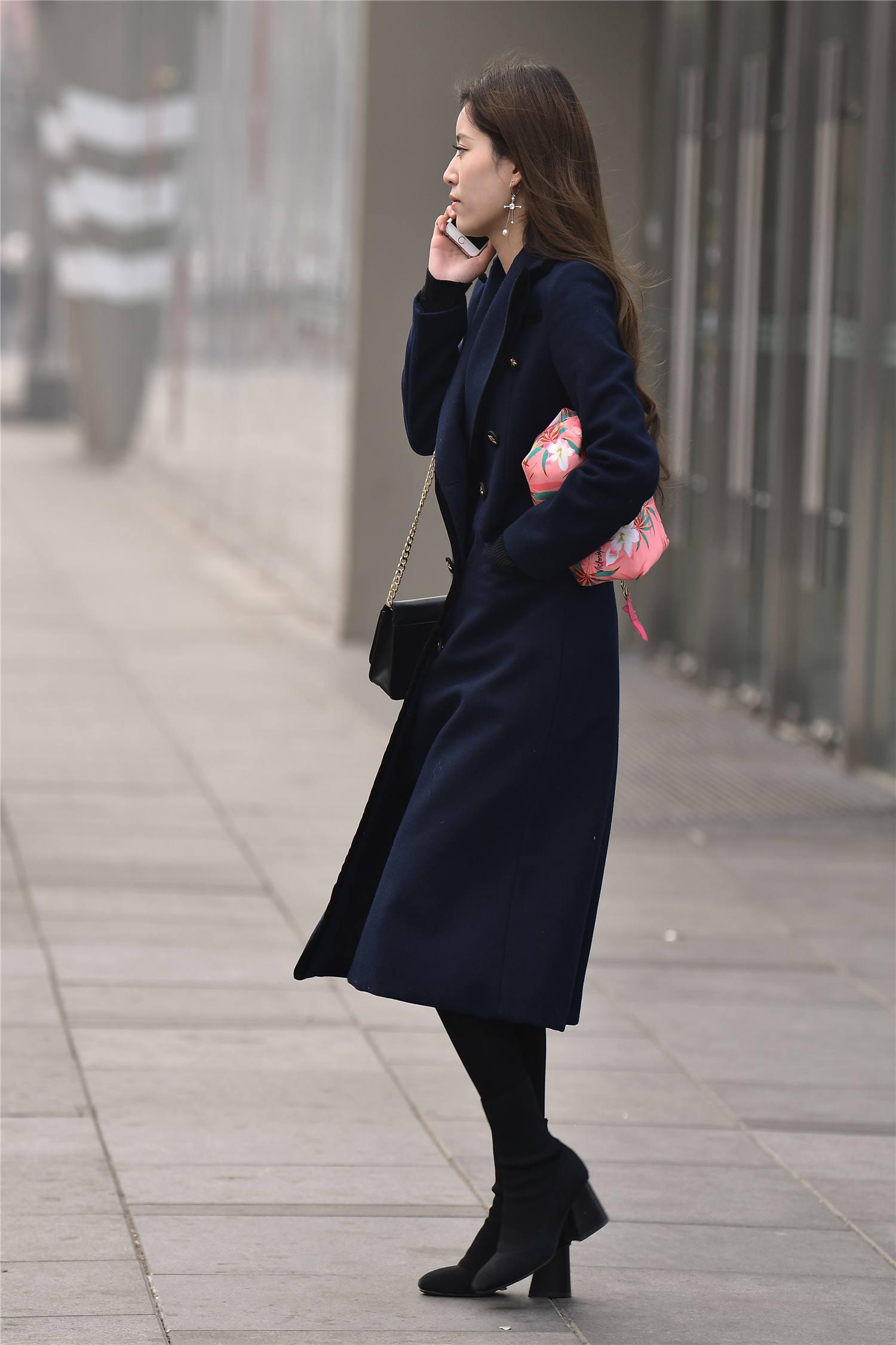 风衣搭配出显瘦的效果紧身裤搭配高跟短靴时尚姑娘真会搭配