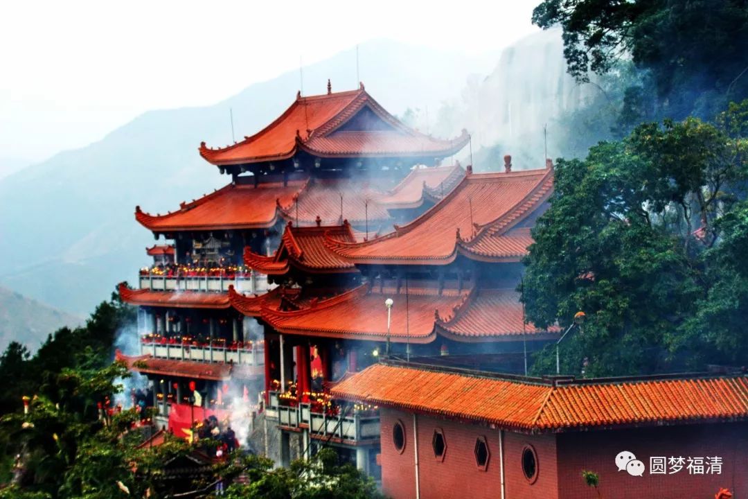 不少人会连夜或是起一大早爬石竹山天子峰,为的就是那一抹日出的霞光.