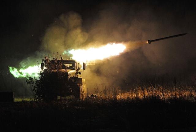 土耳其向叙利亚增派200辆坦克叛军趁机偷袭叙军用大炮猛烈轰炸