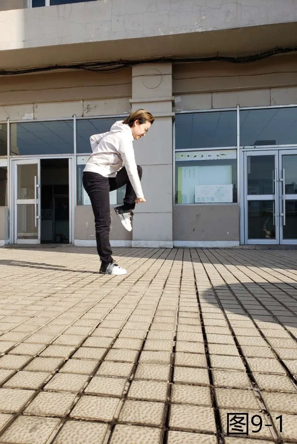 要点:跃步要远,落地要轻,落地后立即接做下一个动作.