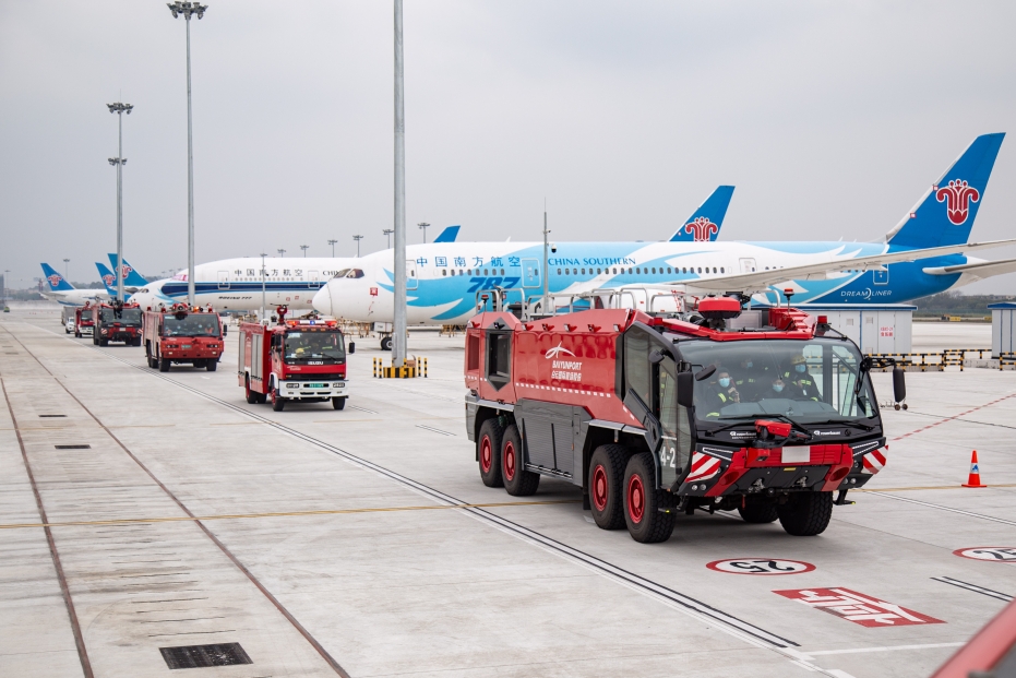 白云机场开展跑道区域消防应急实地演练_救援