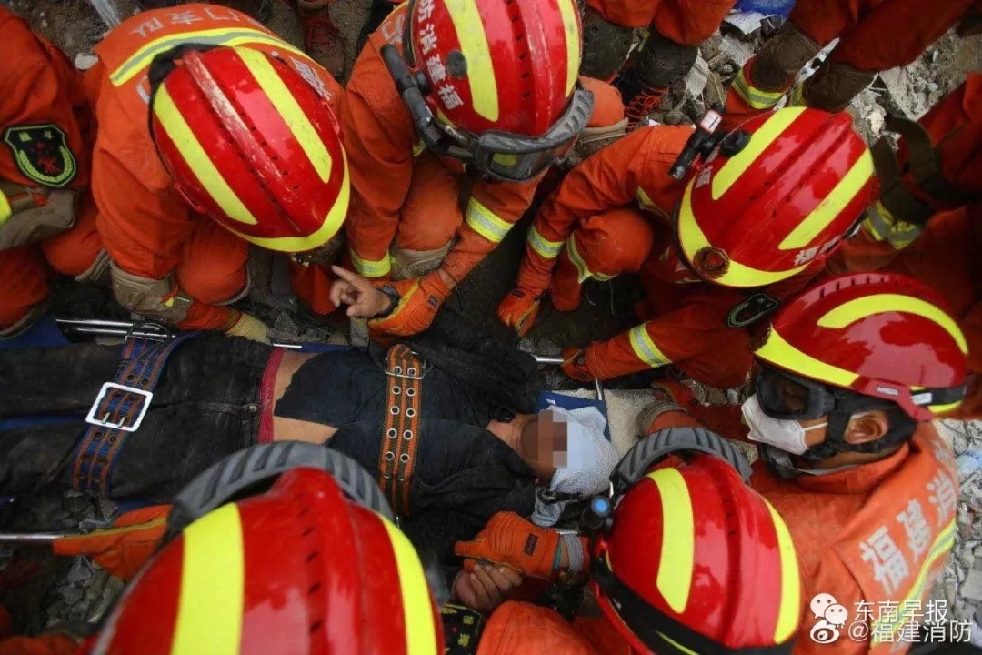 男孩获救后说的第一句话是:"妈妈在我旁边,还活着!