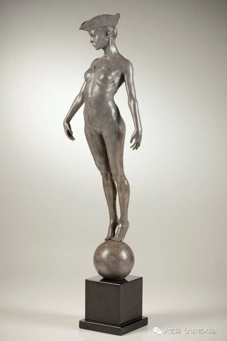 大众艺术网:创作灵感来自戏剧,神话,舞蹈和幻觉 —— 英国具象雕塑家