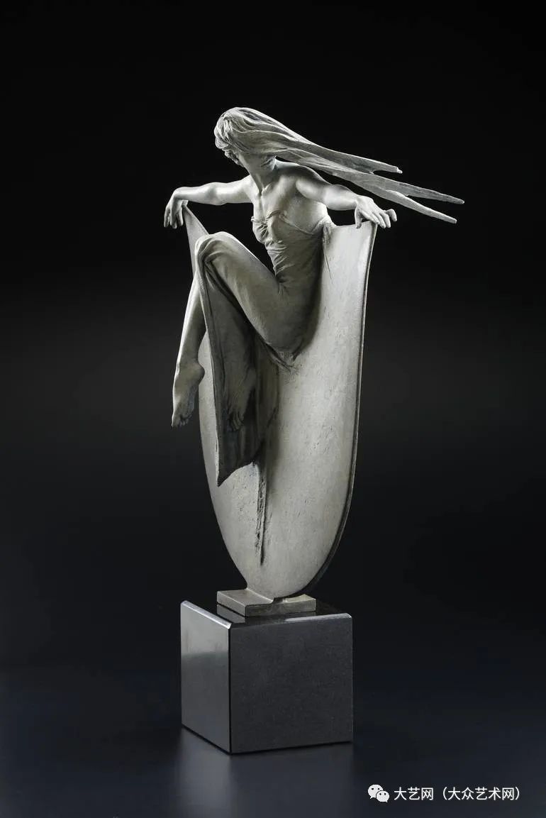 大众艺术网:创作灵感来自戏剧,神话,舞蹈和幻觉 —— 英国具象雕塑家