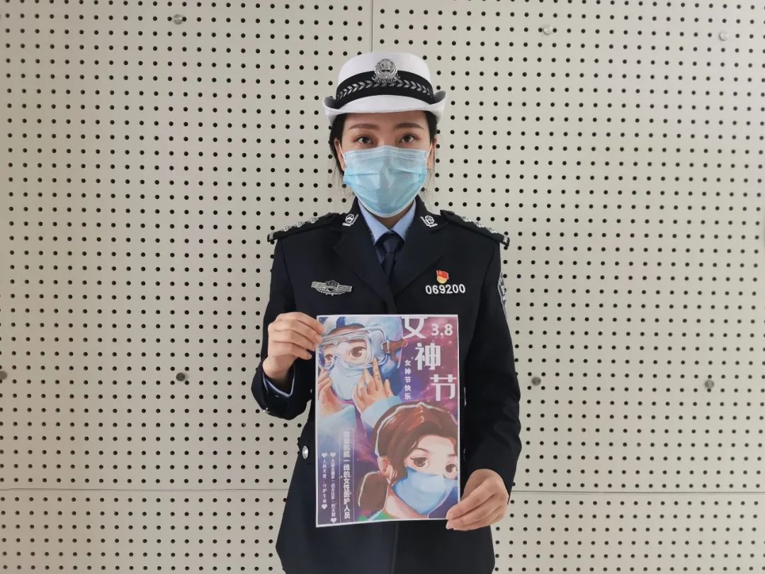 致敬扎兰女交警最美的一道靓丽的风景线