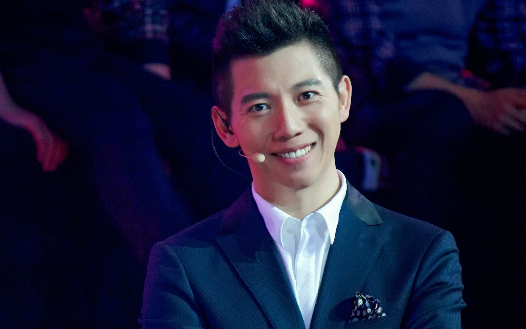 胡海泉国外机场被偶遇人肉背回16万只口罩满满诚意获赞