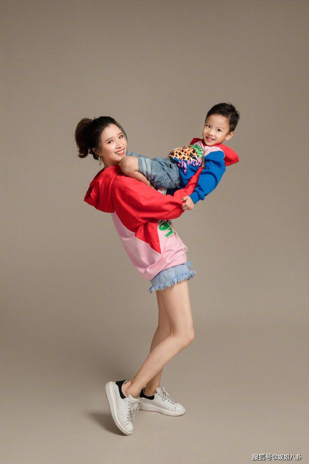 原创张杨果而晒三代人温馨照儿子和老公像复制粘贴大长腿遗传妈妈