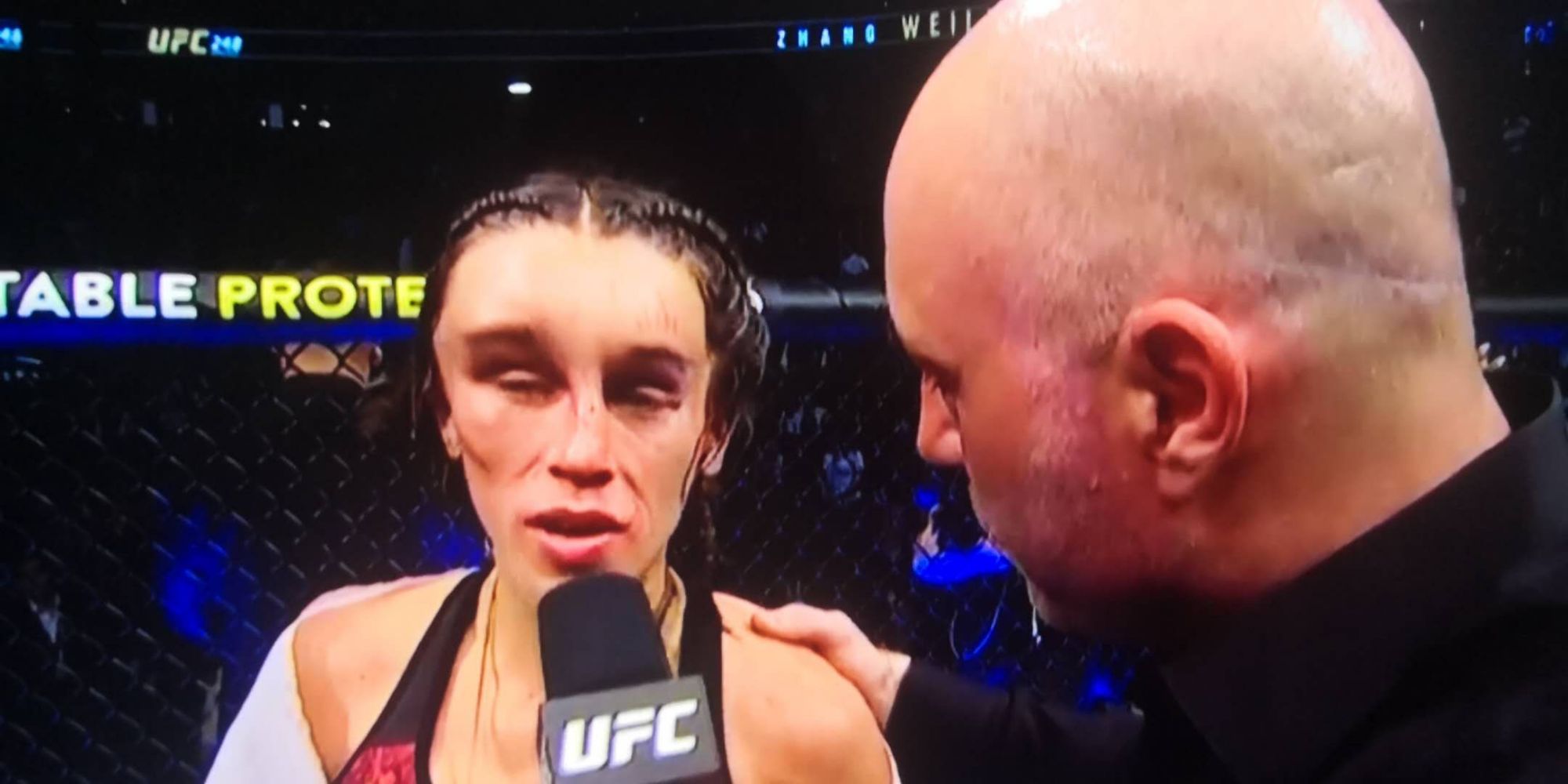 原创张伟丽卫冕对手乔安娜照片对比赛前芭比娃娃赛后被打成外星人