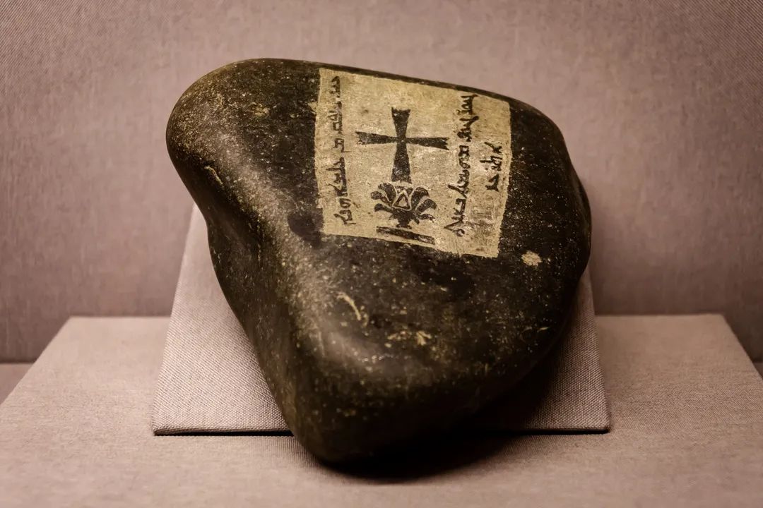 这件铜牛祭盘是祆教祭祀用的拜火祭坛.