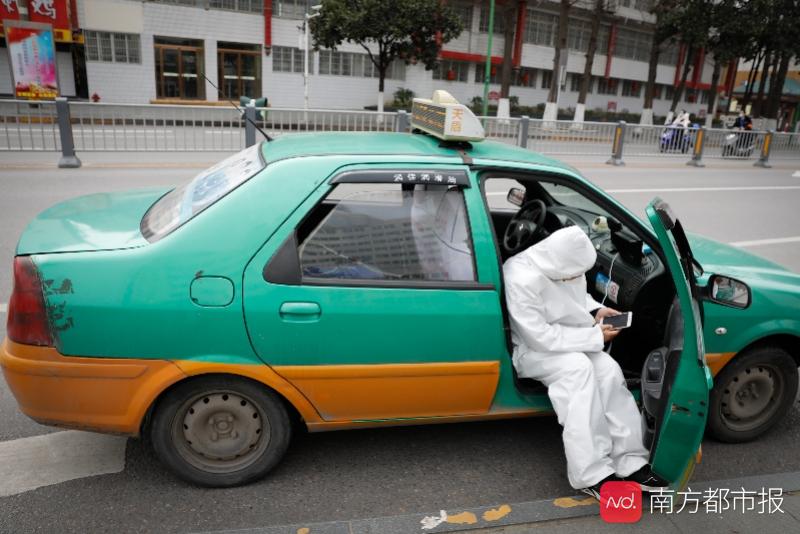 一名出租车司机在荆州中心医院门口等待有需要接送的市民