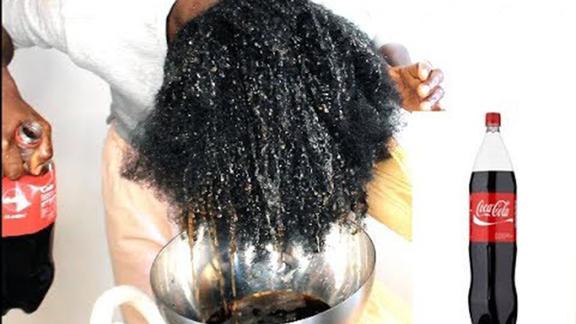 黑人美女用可乐洗头将头发吹干后效果如何
