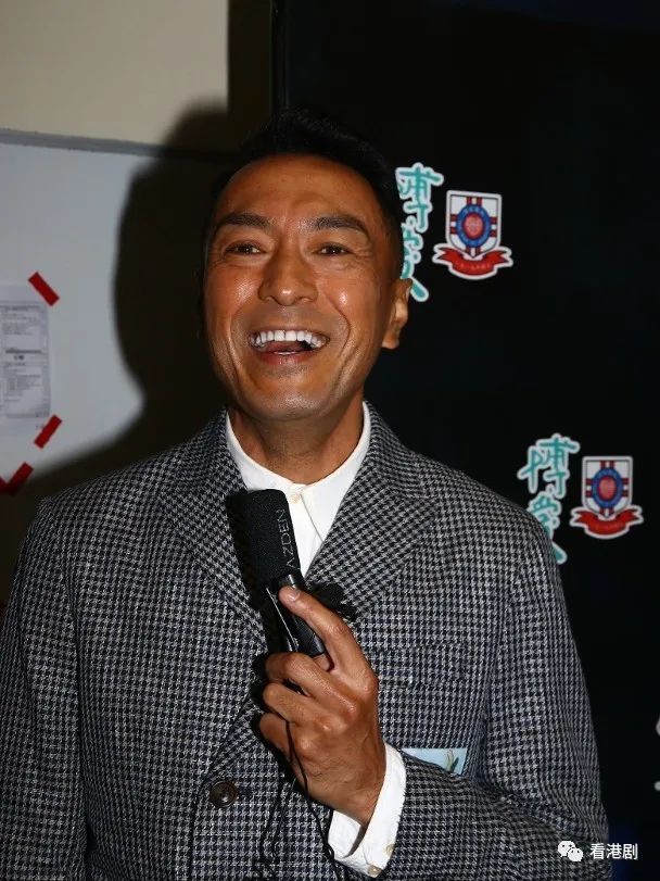 姜皓文(黑仔)昨晚出席《博爱欢乐传万家》节目,演唱张卫健的歌曲