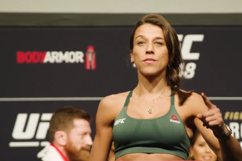 赛中还使用违规动作,外媒晒出对比照_乔安娜