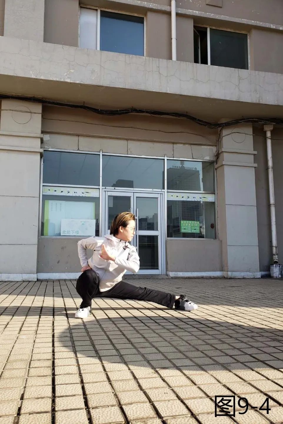 要点:跃步要远,落地要轻,落地后立即接做下一个动作.