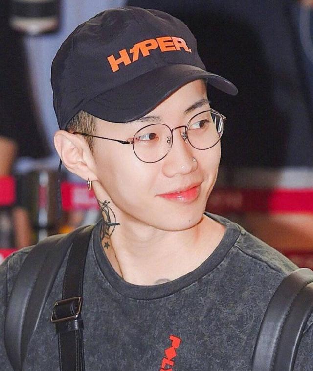 朴宰范是韩国经纪公司aomg的代表,郑赞盛是他旗下的选手,朴宰范曾经在