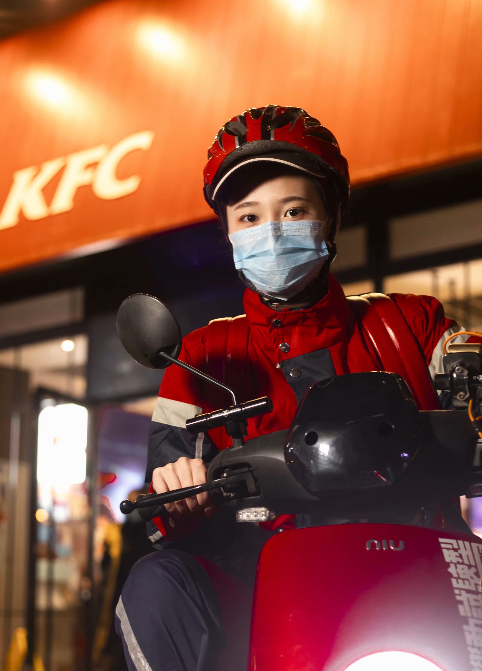 看见女性 为她喝彩 | 疫情下的女性力量