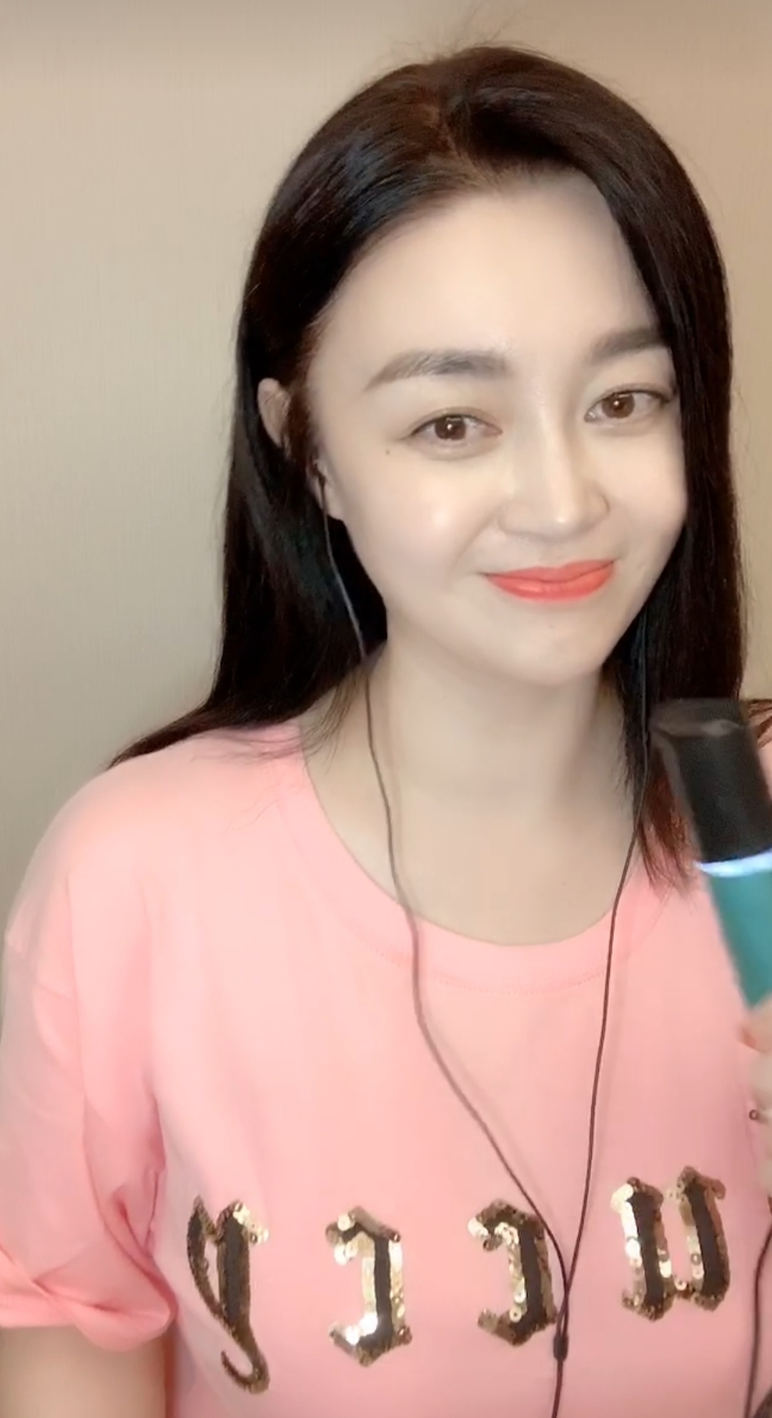 赵本山弟子关婷娜,直播时身材火爆,貌美如花