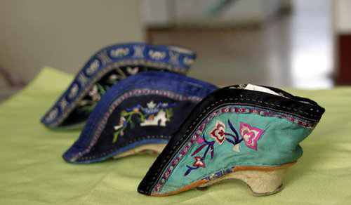 缠足裹脚三寸金莲背后的畸形文化审美