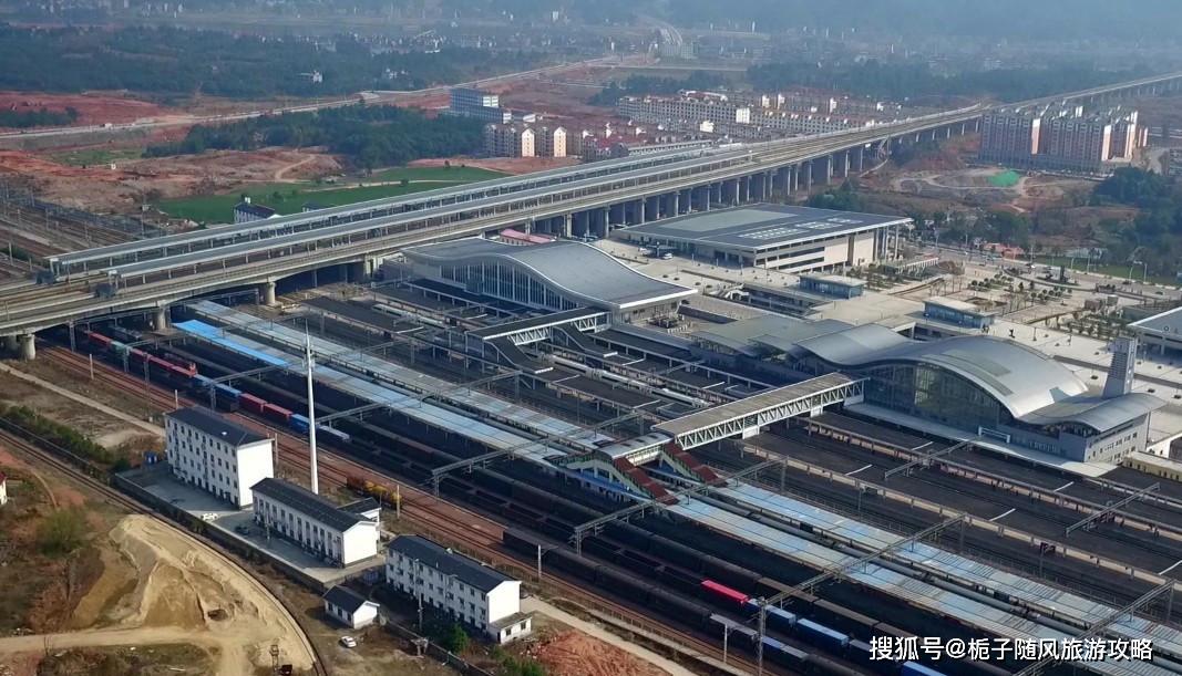 中国首座十字交叉垂直骑跨式高铁枢纽站上饶站