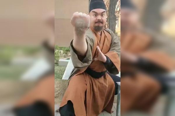 中国铁砂掌协会会长师伯朱龙宝