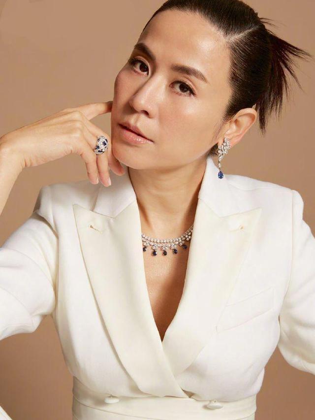 原创宣萱西装杀a上天凹凸感溢出屏幕这谁能扛得住啊