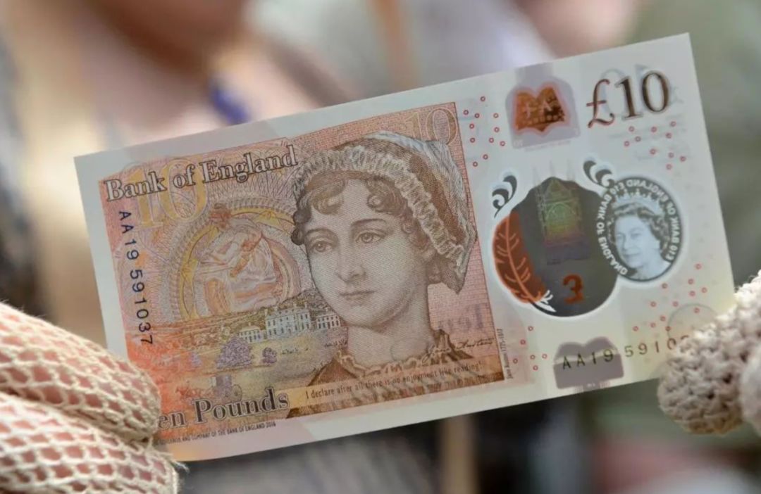 英国新版20镑塑料钞票发行这次和女王背靠背的小哥居然是