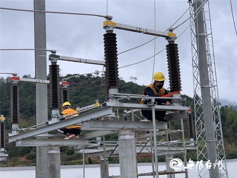 今天上午,在金台铁路四电工程临海杜桥牵引变电所,15名工人正在对隔离