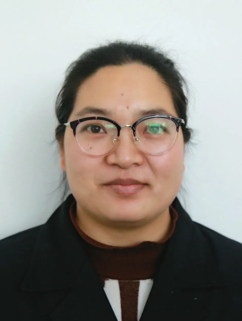 今天侯军为她们送来了节日寄语