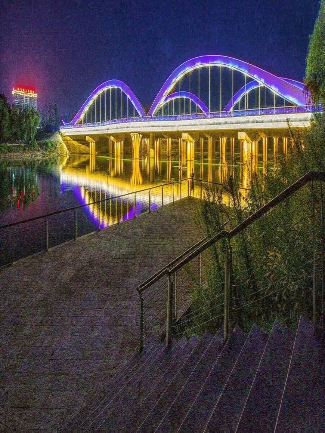 夜里的格外耀眼的灯成了一道风景线想去看耀眼的轩辕桥与彩虹桥看最