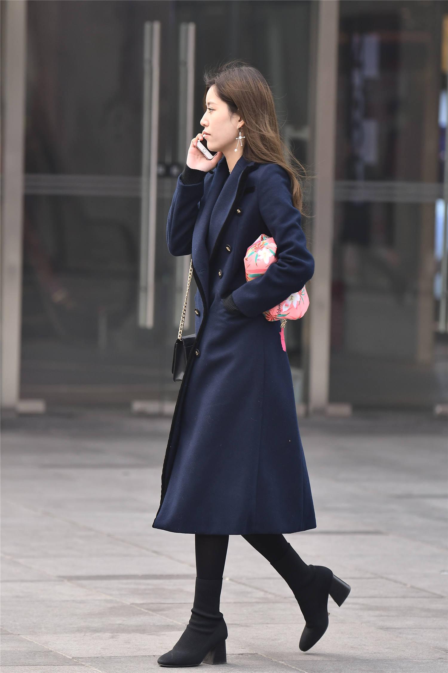 风衣搭配出显瘦的效果紧身裤搭配高跟短靴时尚姑娘真会搭配