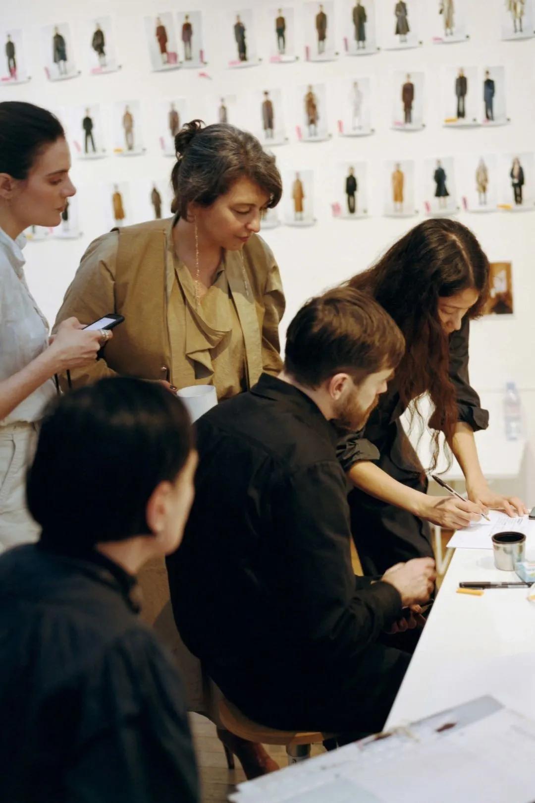 这对夫妇创造了低调的lemaire,却在秀场穿情侣装高调秀恩爱_sarah-lin