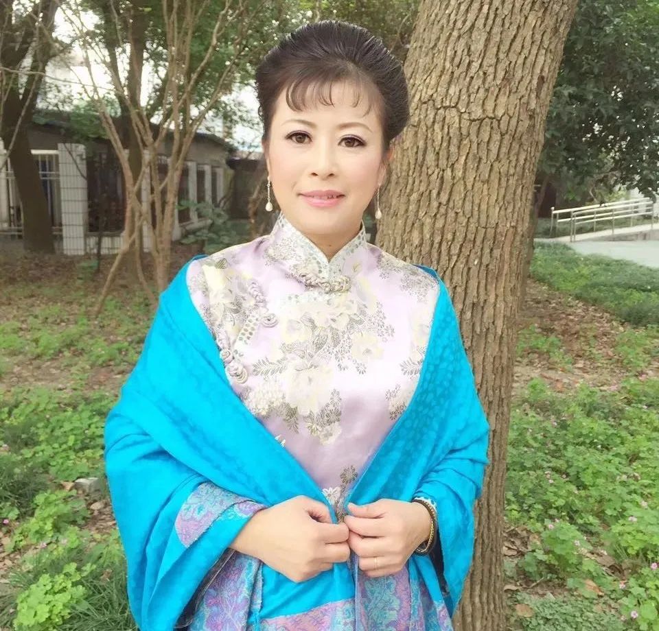 顾一萍,从小酷爱沪剧,曾得到赵慧芳,王珊妹,徐伯涛等著名沪剧表演艺术