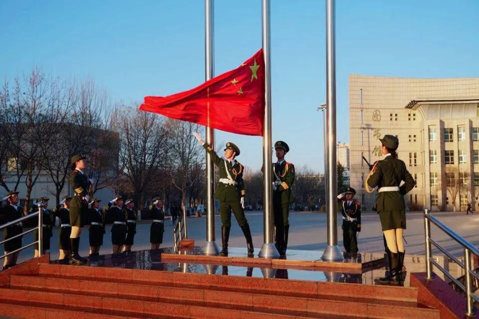 爱国战疫青春同行云升旗系列活动
