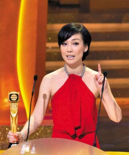 虽然吴君如在每个人眼里都是一个笑星,但夏春秋也是影视行业受人尊敬