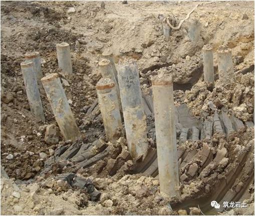 桩机安装不正,桩架与地面不垂直;桩锤,桩帽,桩身的中心线不重合,产生