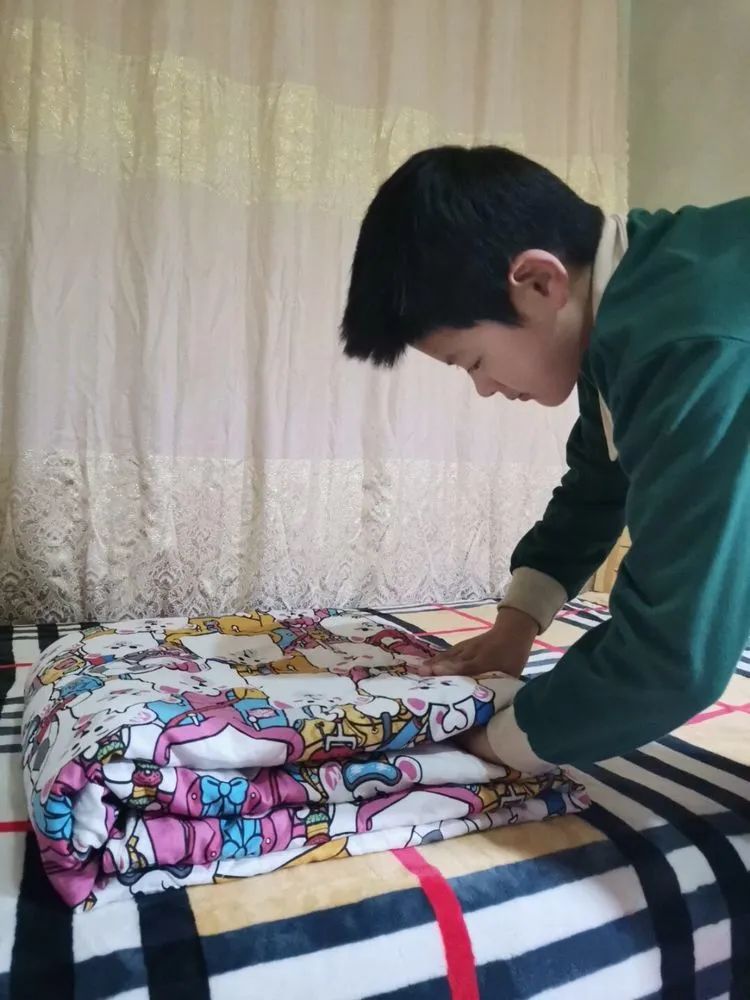 让劳动成为三月最美的旋律五2尖毛草中队宅家劳动技能大赛之叠被子