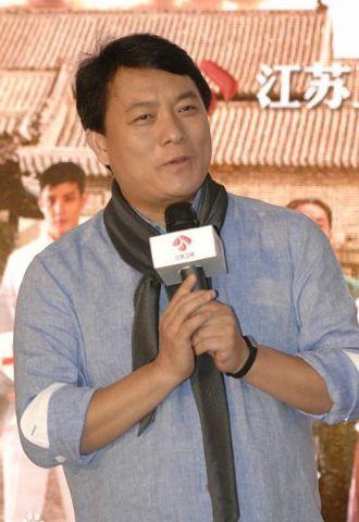 曾是《笑傲江湖》最"丑"配角,却成功逆袭,娶娇妻还当了大导演