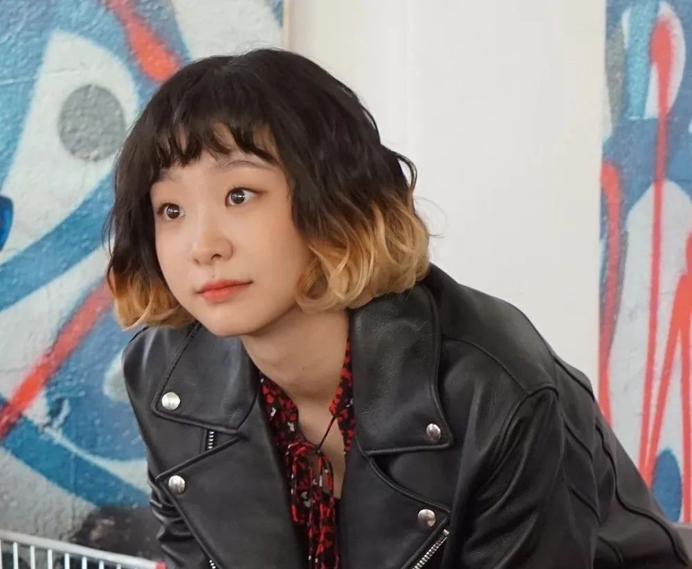 从酷酷拽拽,杀气腾腾的小魔女一下子转到伤感的爱情文艺片,就看这位95