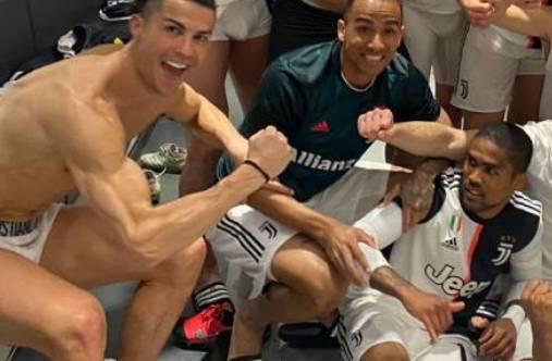 c罗最后10秒错失单刀赛后只穿小内裤半裸出镜疯狂庆祝1000场