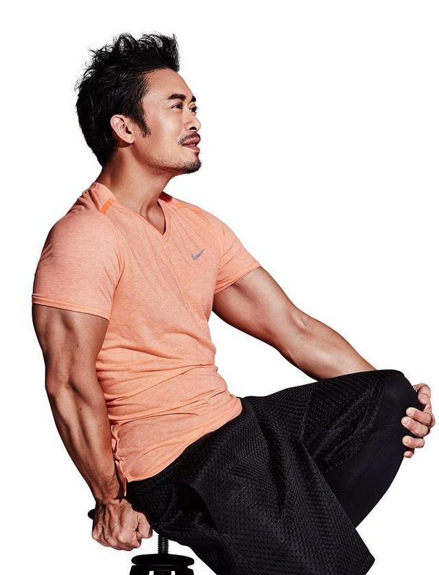 功夫明星的身材:樊少皇的臂膀 成龙腱子肉 李小龙的完美蝙蝠背_肌肉