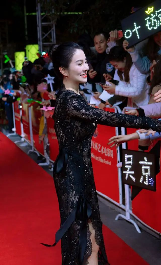 39岁叶璇又营业了,穿v领开叉裙秀身材,女人看了都心跳加速!