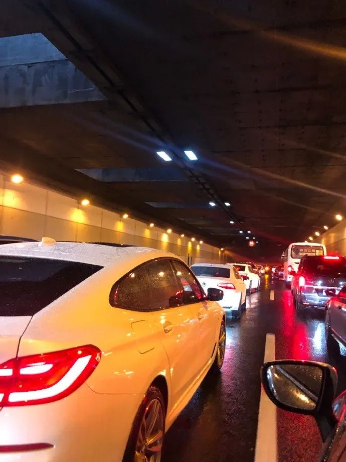 上海中环路外圈北虹路地道今晨发生多车事故两车燃烧外圈堵到一动不动